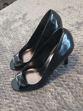 Apostrophe Classic Black Patent Peep-Toe Heels Size 6.5